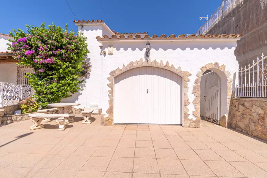 Exclusive House in Empuriabrava: Luxury and Comfort on the First Line of the Canal.