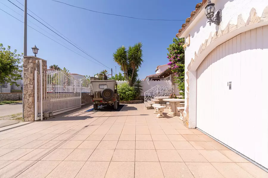 Exclusive House in Empuriabrava: Luxury and Comfort on the First Line of the Canal.