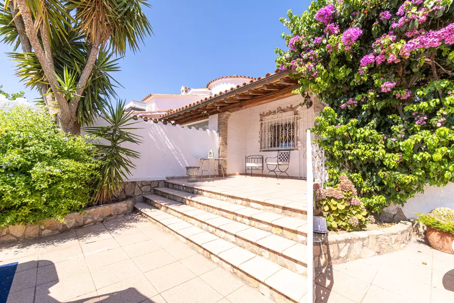 Exclusive House in Empuriabrava: Luxury and Comfort on the First Line of the Canal.