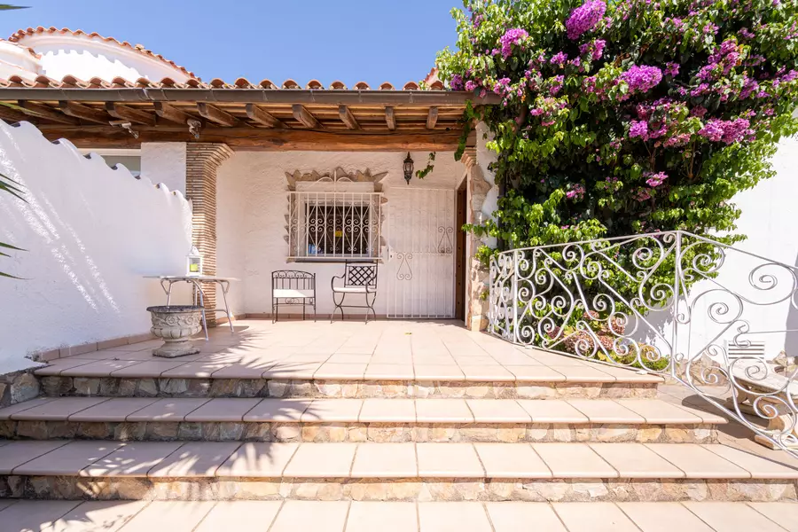 Exclusive House in Empuriabrava: Luxury and Comfort on the First Line of the Canal.