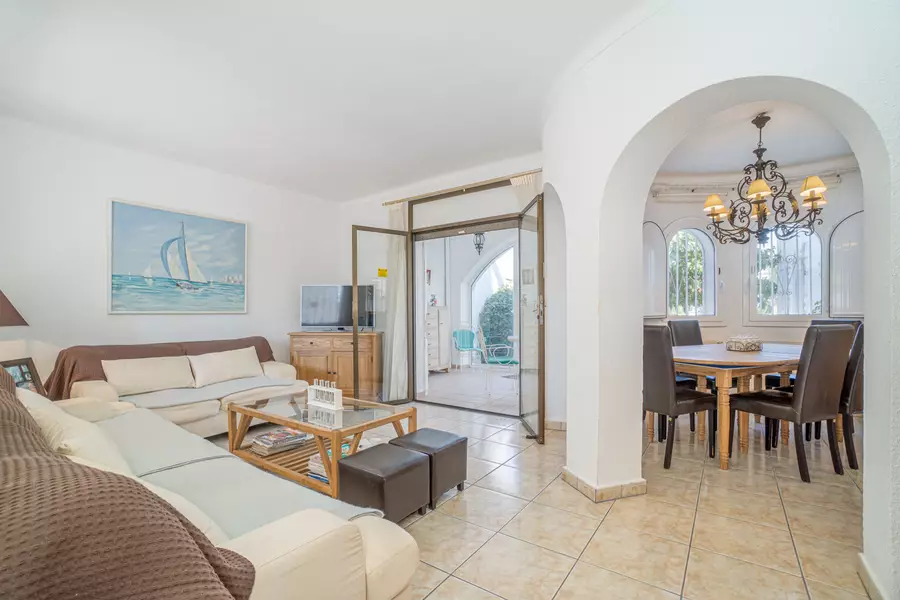 Maison exclusive à Empuriabrava : Luxe et Confort en Première Ligne de Canal.