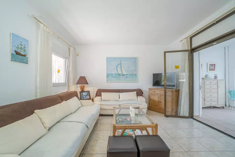 Maison exclusive à Empuriabrava : Luxe et Confort en Première Ligne de Canal.