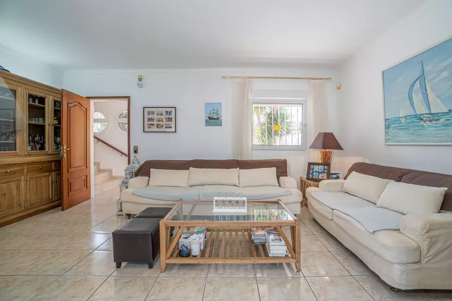 Exclusive House in Empuriabrava: Luxury and Comfort on the First Line of the Canal.