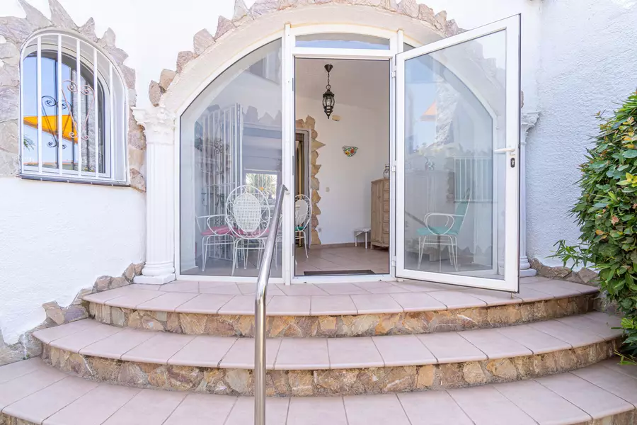 Maison exclusive à Empuriabrava : Luxe et Confort en Première Ligne de Canal.