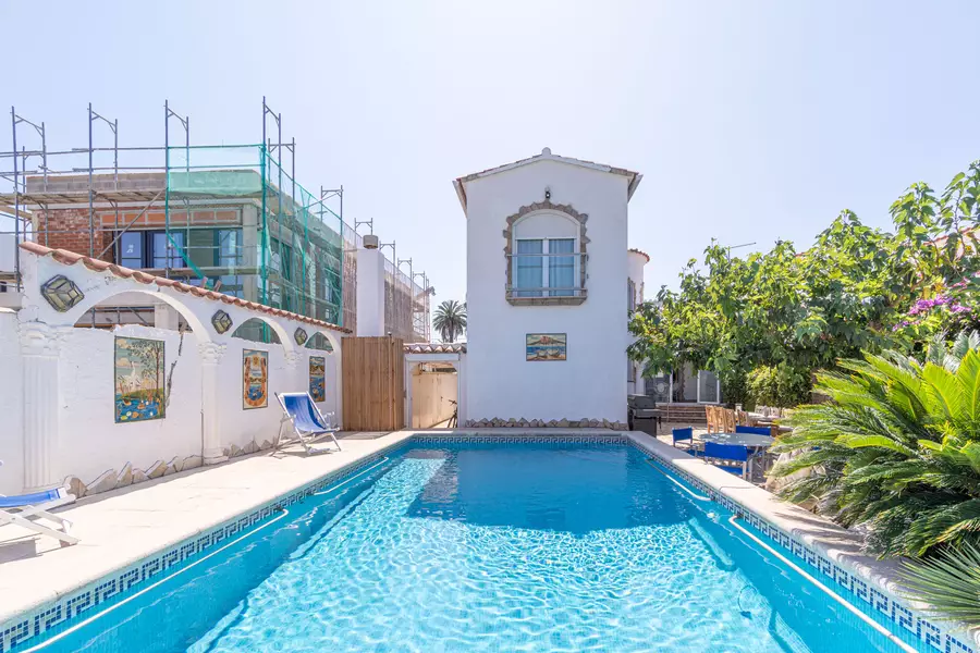 Maison exclusive à Empuriabrava : Luxe et Confort en Première Ligne de Canal.