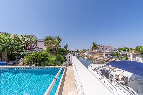 Maison exclusive à Empuriabrava : Luxe et Confort en Première Ligne de Canal.