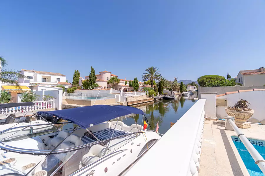 Maison exclusive à Empuriabrava : Luxe et Confort en Première Ligne de Canal.