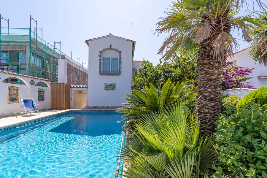 Maison exclusive à Empuriabrava : Luxe et Confort en Première Ligne de Canal.