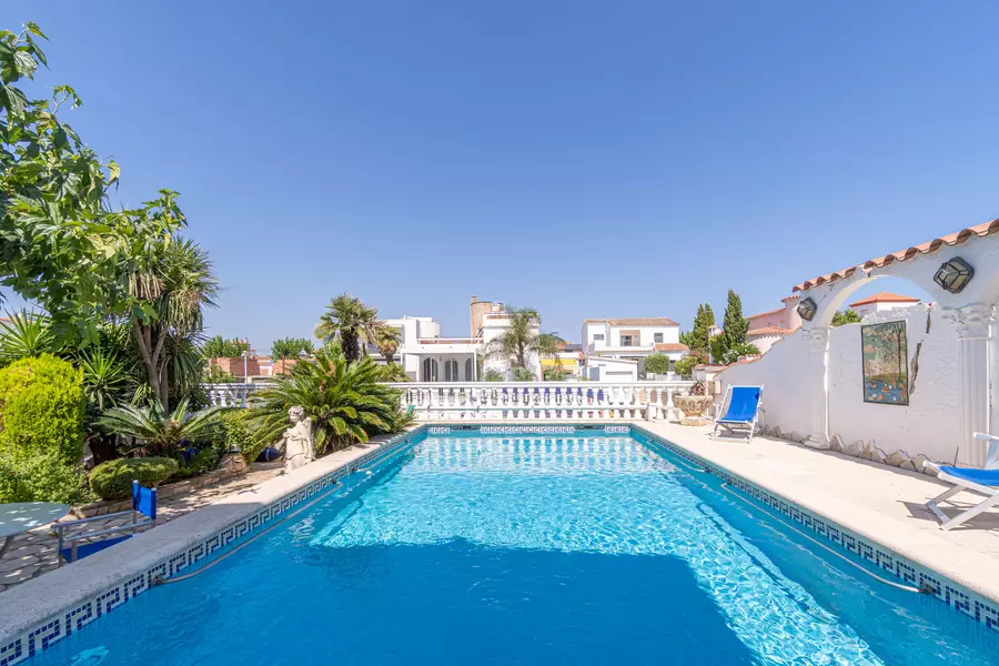 Exclusive House in Empuriabrava: Luxury and Comfort on the First Line of the Canal.