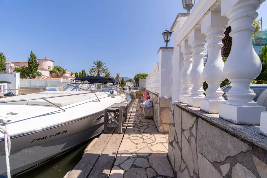 Exclusive House in Empuriabrava: Luxury and Comfort on the First Line of the Canal.