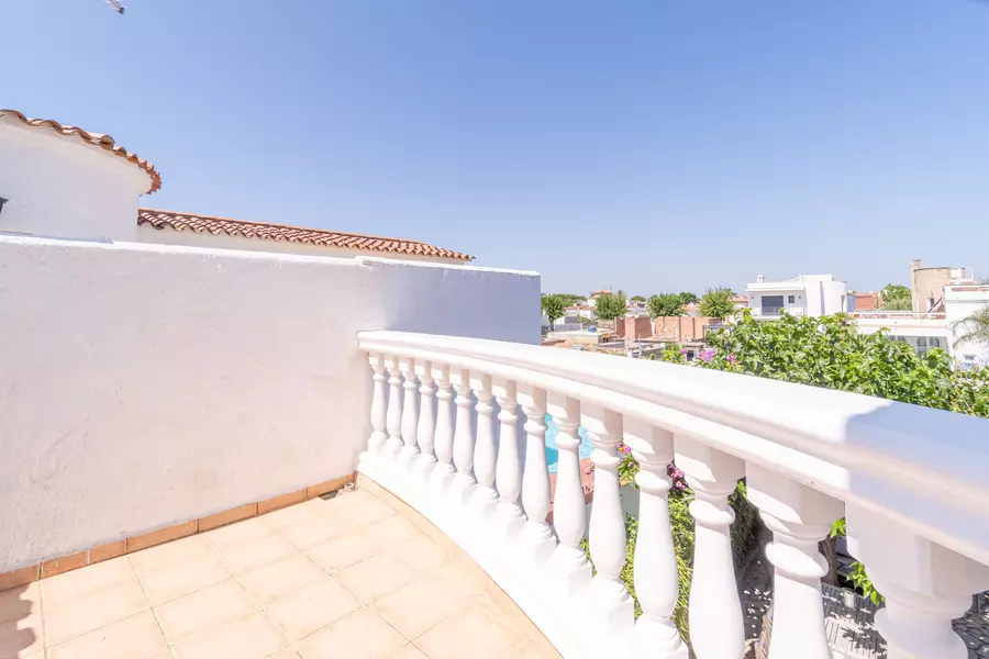 Exclusive House in Empuriabrava: Luxury and Comfort on the First Line of the Canal.