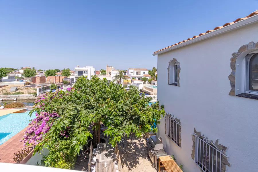 Exclusive House in Empuriabrava: Luxury and Comfort on the First Line of the Canal.