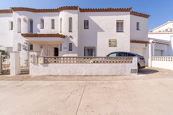 Encantadora casa en venta, ubicada en el Lago St. Maurici de Empuriabrava.