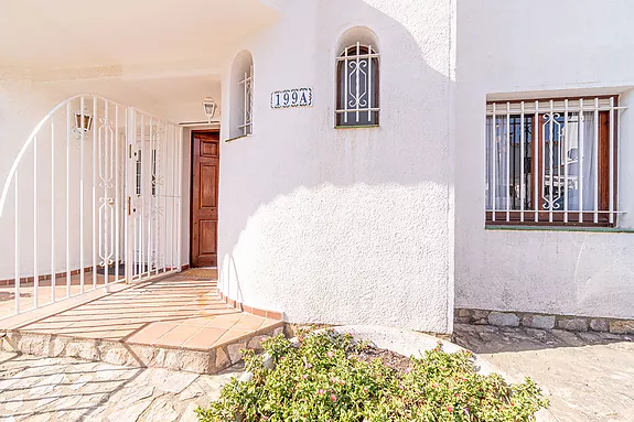 Encantadora casa en venta, ubicada en el Lago St. Maurici de Empuriabrava.