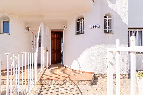 Encantadora casa en venta, ubicada en el Lago St. Maurici de Empuriabrava.