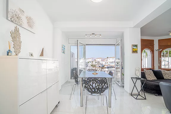 Encantadora casa en venta, ubicada en el Lago St. Maurici de Empuriabrava.