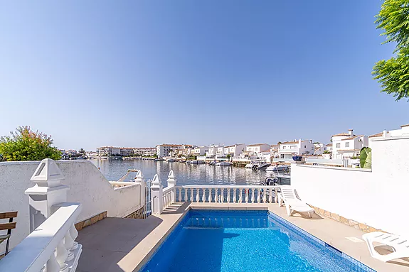 Encantadora casa en venta, ubicada en el Lago St. Maurici de Empuriabrava.