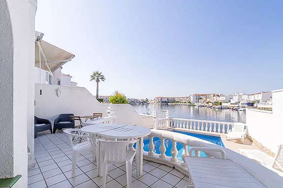 Encantadora casa en venta, ubicada en el Lago St. Maurici de Empuriabrava.