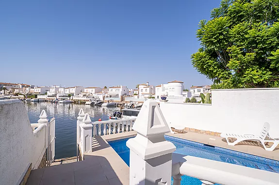 Encantadora casa en venta, ubicada en el Lago St. Maurici de Empuriabrava.