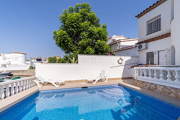 Belle maison à vendre, situé au Lac St Maurici d'Empuriabrava.