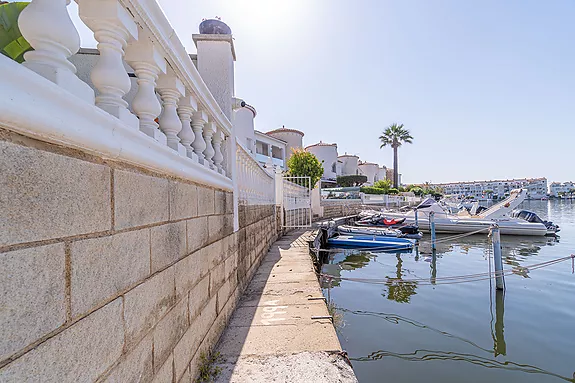 Encantadora casa en venta, ubicada en el Lago St. Maurici de Empuriabrava.