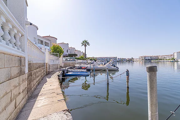 Encantadora casa en venta, ubicada en el Lago St. Maurici de Empuriabrava.