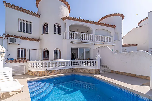 Encantadora casa en venta, ubicada en el Lago St. Maurici de Empuriabrava.