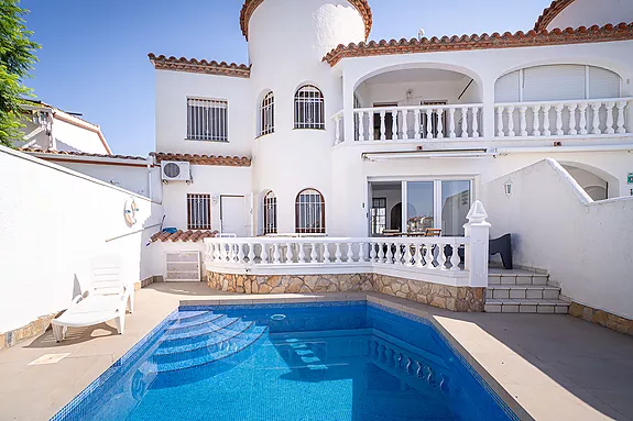 Encantadora casa en venta, ubicada en el Lago St. Maurici de Empuriabrava.