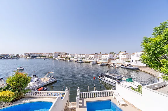 Encantadora casa en venta, ubicada en el Lago St. Maurici de Empuriabrava.