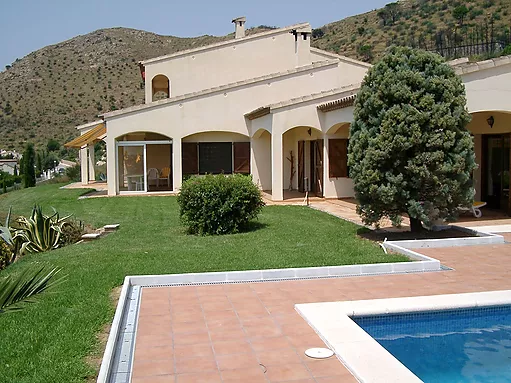 Villa spacieuse située sur un grand terrain avec vue sur l'Alt Emporda et la baie de Roses.