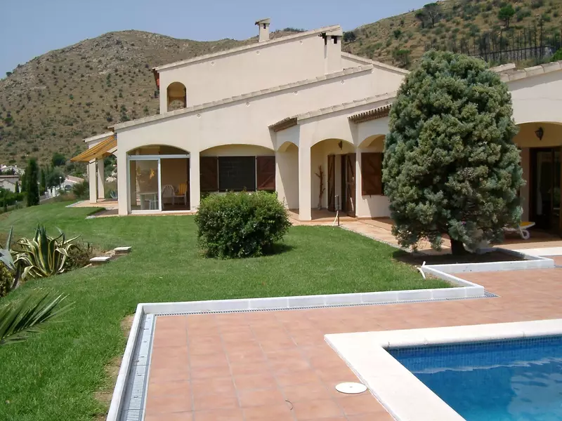 Geräumige Villa auf einem großen Grundstück mit Blick auf den Alt Emporda und die Bucht von Roses.