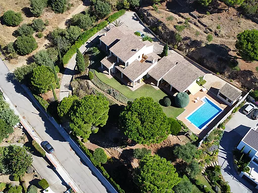 Geräumige Villa auf einem großen Grundstück mit Blick auf den Alt Emporda und die Bucht von Roses.