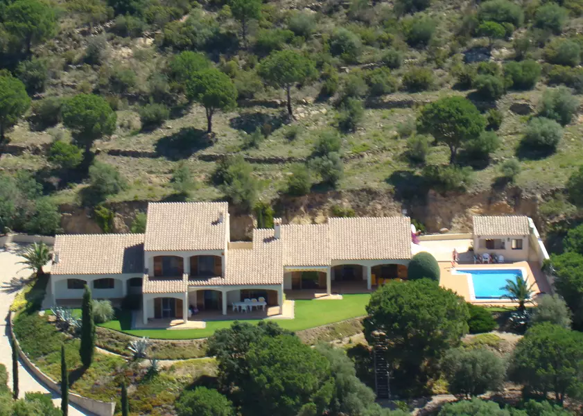 Espaciosa Villa situada en una gran parcela con vistas al Alt Empordà y la Bahía de Roses.