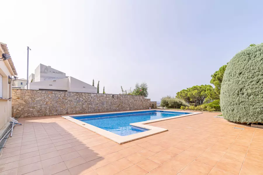 Espaciosa Villa situada en una gran parcela con vistas al Alt Empordà y la Bahía de Roses.