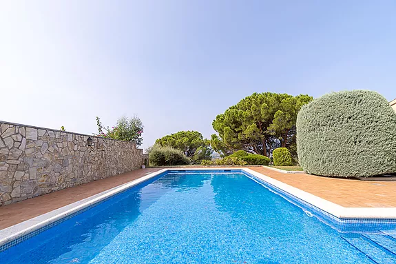 Villa spacieuse située sur un grand terrain avec vue sur l'Alt Emporda et la baie de Roses.