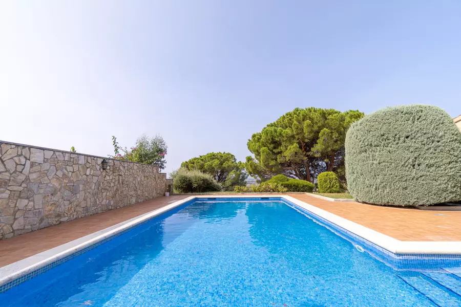 Espaciosa Villa situada en una gran parcela con vistas al Alt Empordà y la Bahía de Roses.