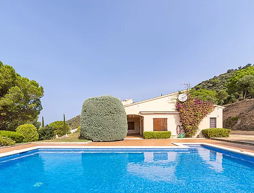 Geräumige Villa auf einem großen Grundstück mit Blick auf den Alt Emporda und die Bucht von Roses.