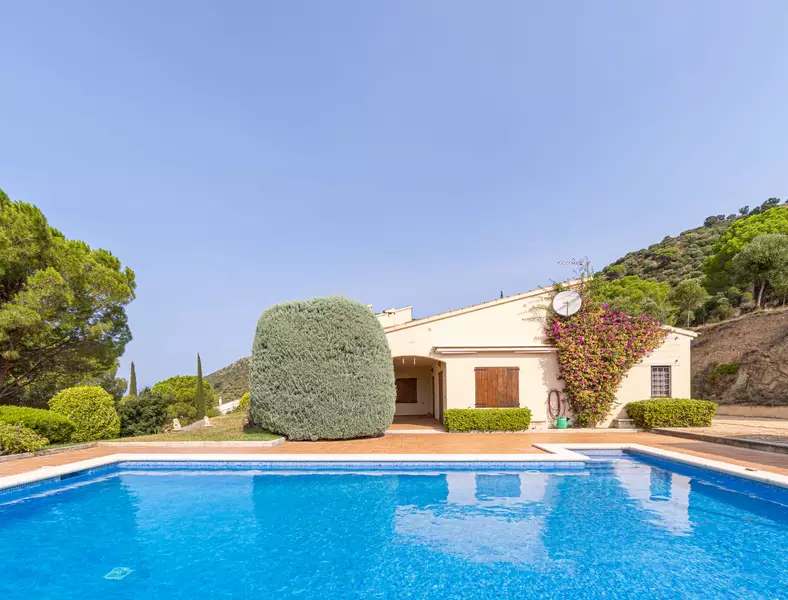 Geräumige Villa auf einem großen Grundstück mit Blick auf den Alt Emporda und die Bucht von Roses.