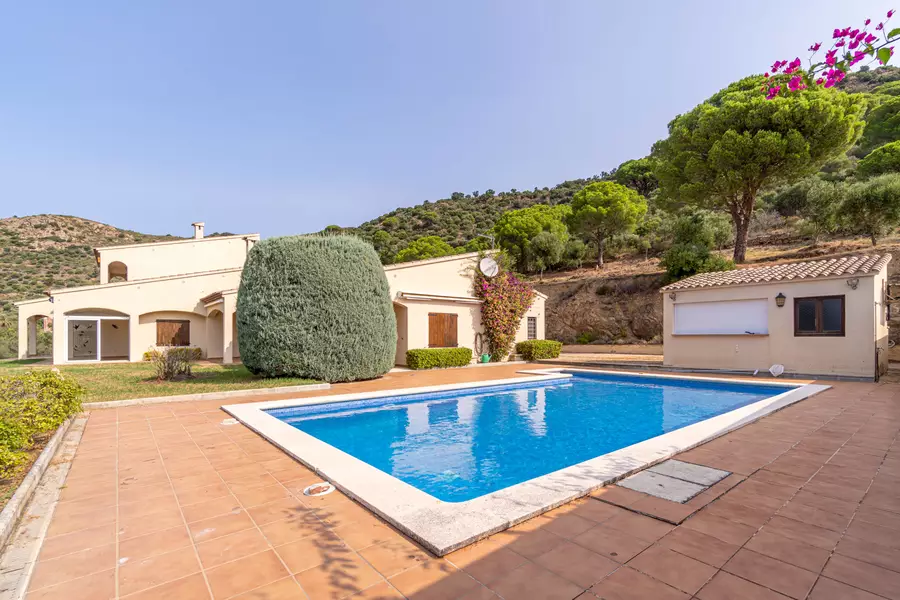 Espaciosa Villa situada en una gran parcela con vistas al Alt Empordà y la Bahía de Roses.