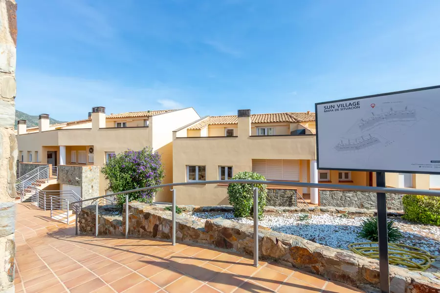 En venda. Preciós apartament amb jardí privat i piscina comunitària