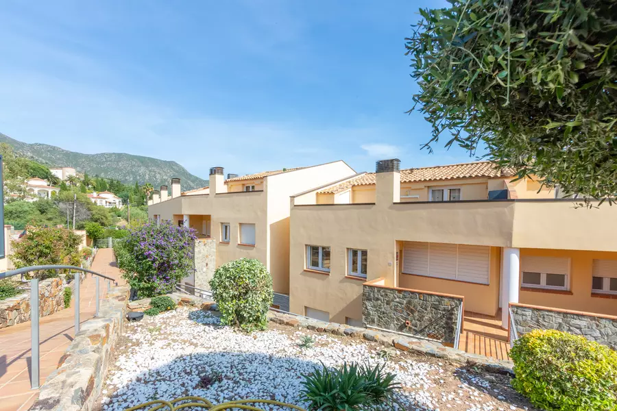 Bel appartement avec jardin privé et piscine commune.