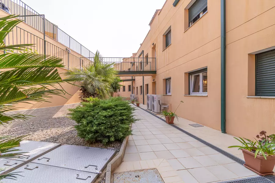 En venda. Preciós apartament amb jardí privat i piscina comunitària