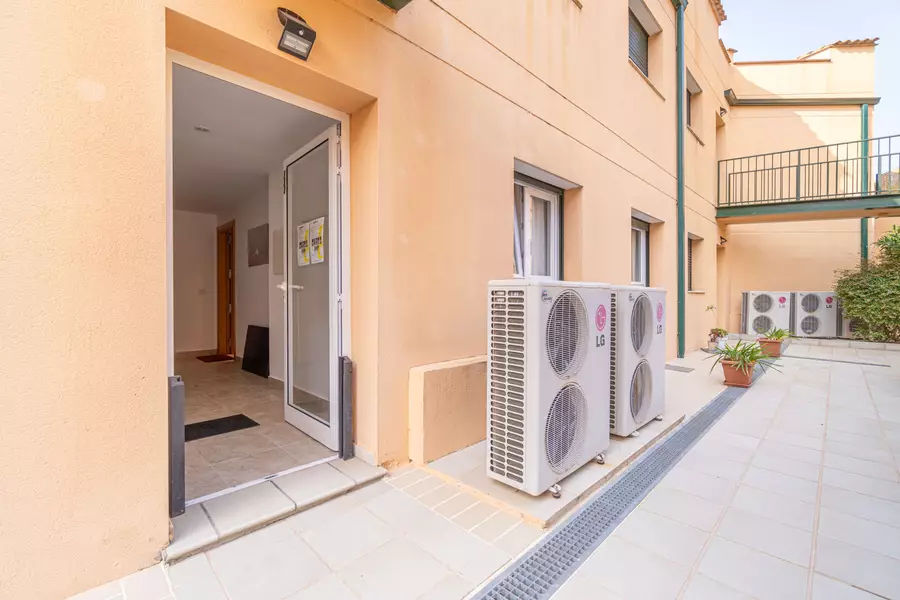 En venda. Preciós apartament amb jardí privat i piscina comunitària