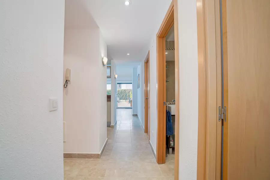 En venta. Hermoso apartamento con jardín privado y piscina comunitaria.