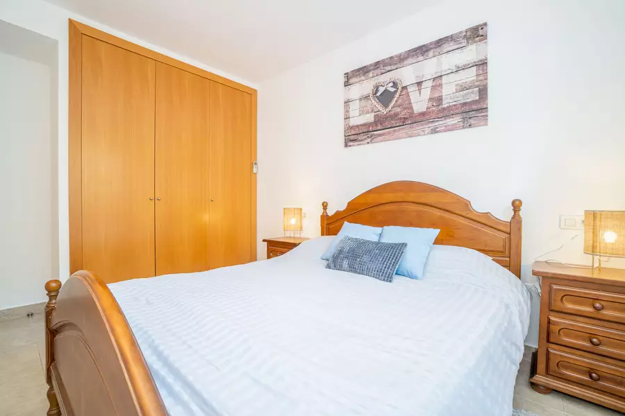 Te koop. Mooi appartement met privétuin en gemeenschappelijk zwembad.