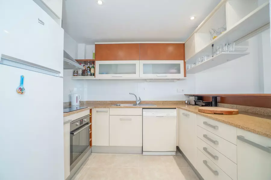 Te koop. Mooi appartement met privétuin en gemeenschappelijk zwembad.