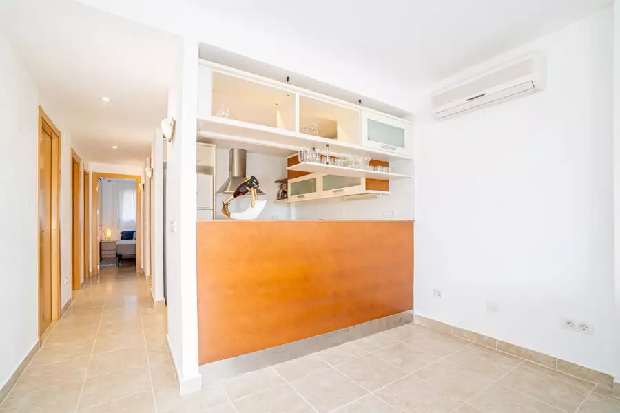 En venta. Hermoso apartamento con jardín privado y piscina comunitaria.