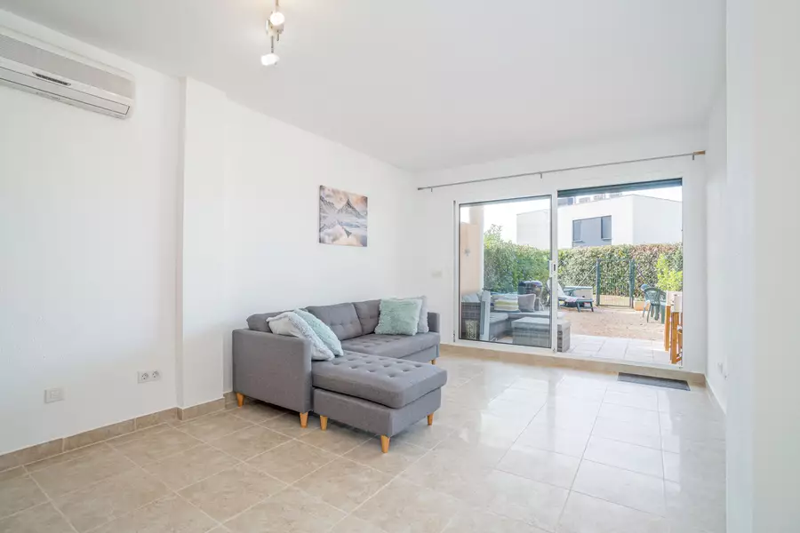 En venta. Hermoso apartamento con jardín privado y piscina comunitaria.