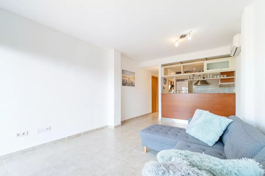 Te koop. Mooi appartement met privétuin en gemeenschappelijk zwembad.