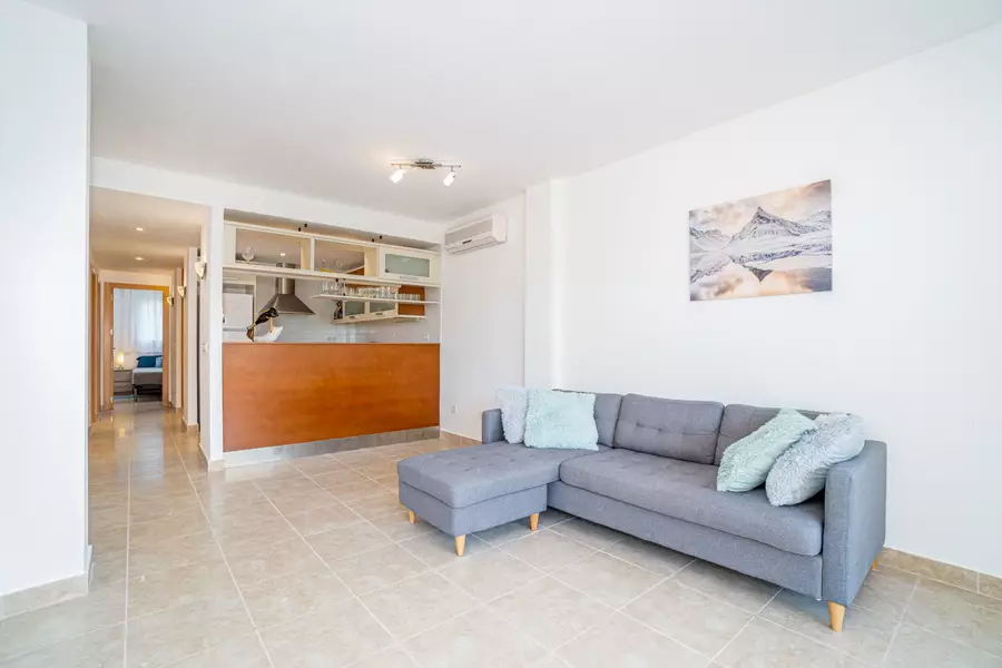 En venta. Hermoso apartamento con jardín privado y piscina comunitaria.